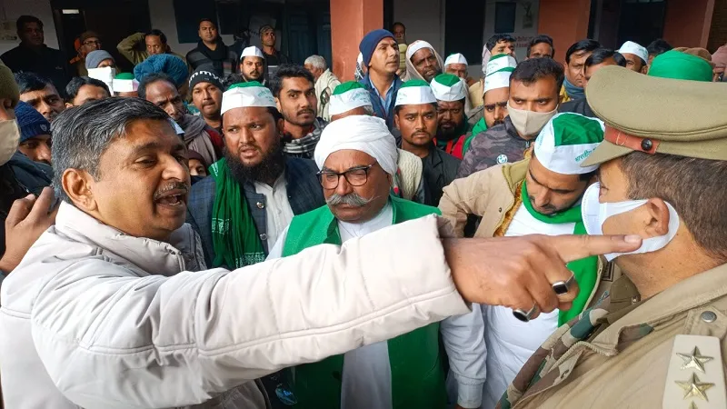 संभल: एसडीएम ने दिखाए तेवर तो किसानों ने समेटा तिरपाल