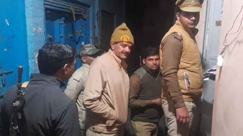 संभल: नोटिस चस्पा करने गई पुलिस दूसरे घर में घुसी, हंगामा