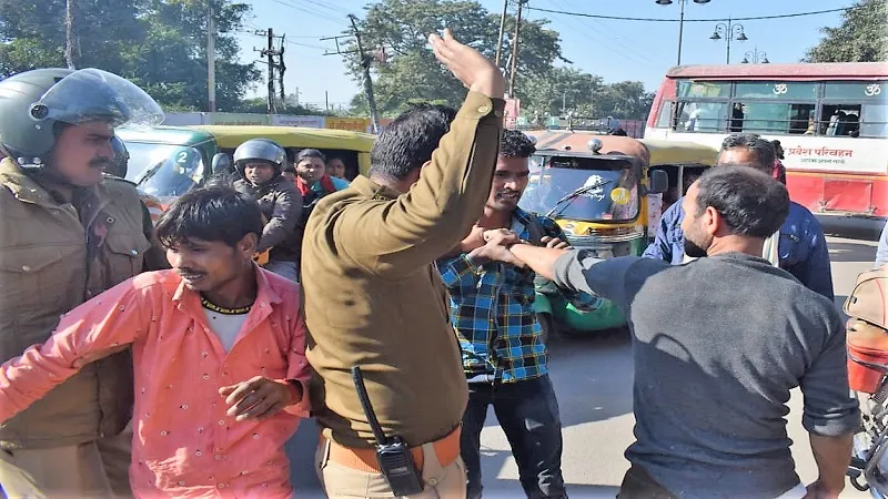 मुरादाबाद : पुलिस चौकी के सामने सरेराह मारपीट से अफरा-तफरी