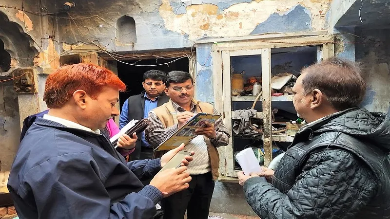 मुरादाबाद : छापे में बिना लाइसेंस के चलती मिली गजक फैक्ट्री, खाद्य विभाग की टीम ने की छापेमारी