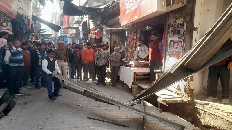 संभल: एसडीएम ने तुड़वाई नाले पर बनाई गई दुकान, अतिक्रमणकारियों को दी चेतावनी