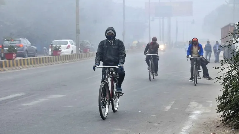 मुरादाबाद: तापमान 5 डिग्री सेल्सियस, ठंड से कांपे लोग, फुटपाथ पर ठिठुर रही जिंदगी