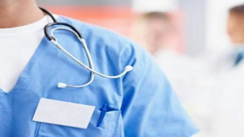 Nursing के Profession में पुरुष भी बना सकते हैं Lucrative Career