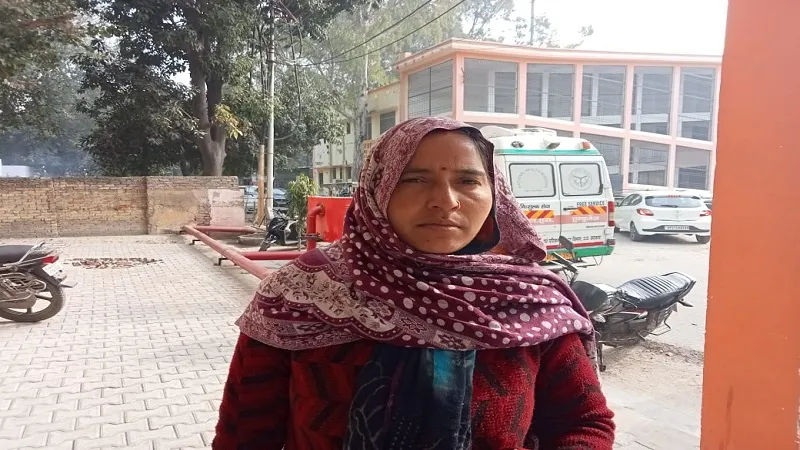 मुरादाबाद: कोविशील्ड वैक्सीन उपलब्ध न होने से निराश लौट रहे लोग