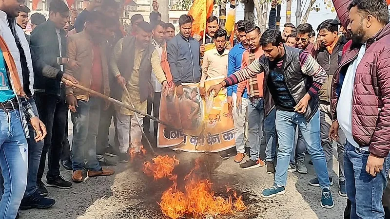 मुरादाबाद: पठान फिल्म पर प्रतिबंध लगाने की मांग की, पुतला फूंका