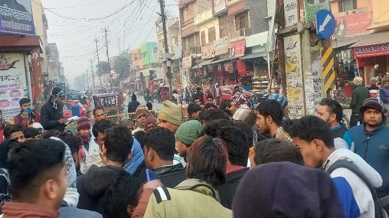 संभल: छात्रा ने घर जाने से किया इंकार तो भाई ट्रक के आगे लेटा