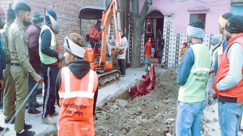 रामपुर : अतिक्रमण हटाने पहुंची नगर पालिका की टीम पर पथराव