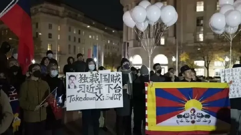 'कोई तानाशाही नहीं, कोई सेंसरशिप नहीं', अमेरिका में चीनी प्रदर्शन की गूंज... व्हाइट हाउस के पास लगाए नारे 