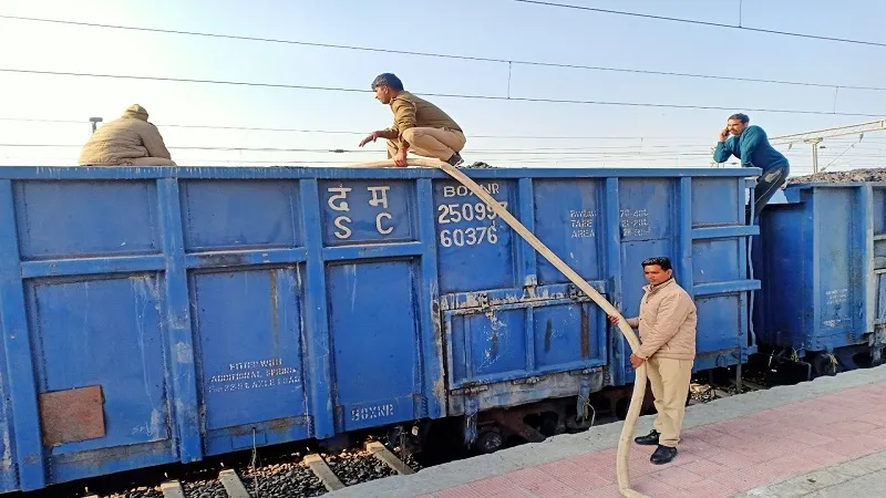 मुरादाबाद: कोयला लदी मालगाड़ी की दो बैगन में लगी आग, दमकल टीम ने मशक्कत के बाद आग पर पाया काबू 