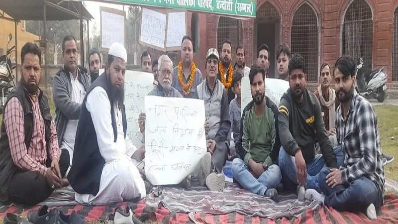 संभल: ठंड के बीच धरना-भूख हड़ताल पर बैठे लोग, जलभराव- गंदगी व टूटी सड़कों की मरम्मत न होने से रोष