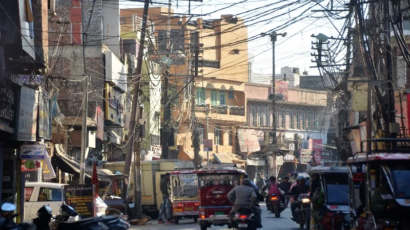 मुरादाबाद: बाजारों में झूलते तार बन रहे हादसों का कारण