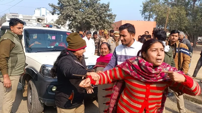 संभल : रायसत्ती तीर्थ पर भूमि कब्जामुक्त कराने पर हंगामा, महिला ने रोकी एसडीएम की गाड़ी