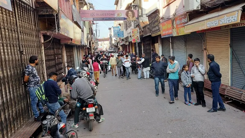 अमरोहा: जीएसटी टीम के आने की सूचना से दुकानदारों में मचा हड़कंप