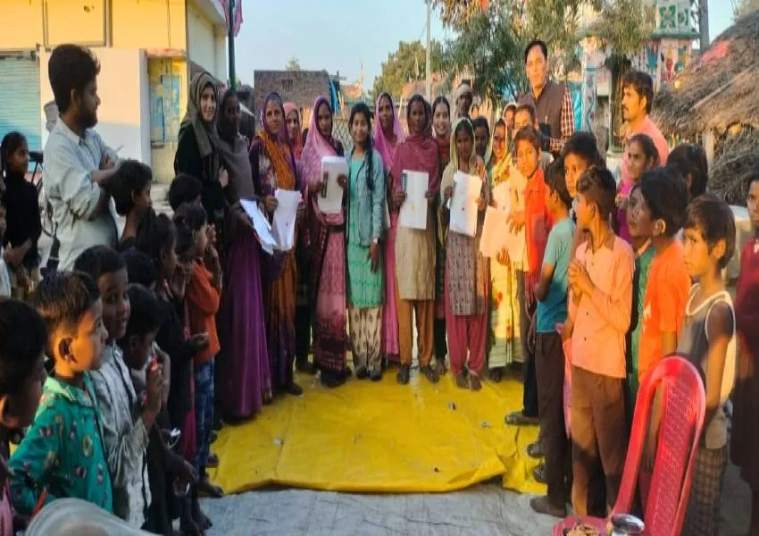 बहराइच: साक्षरता का हक हमारा है, ग्रामीण महिलाओं का नारा है, घर-घर जाकर महिलाआों के किया जा रहा जागरूक