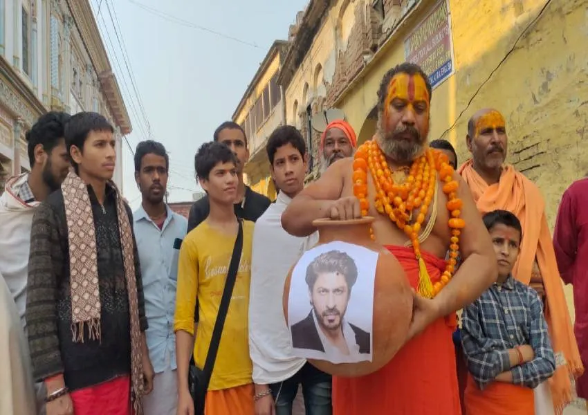 अयोध्या: महंत परमहंस दास ने शाहरुख खान का किया तेरहवीं संस्कार, वीडियो वायरल