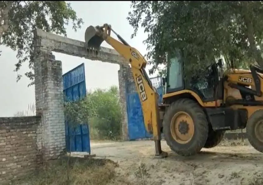 कन्नौज: अवैध रूप से बने पूर्व ब्लॉक प्रमुख के स्कूल पर चला बुलडोजर