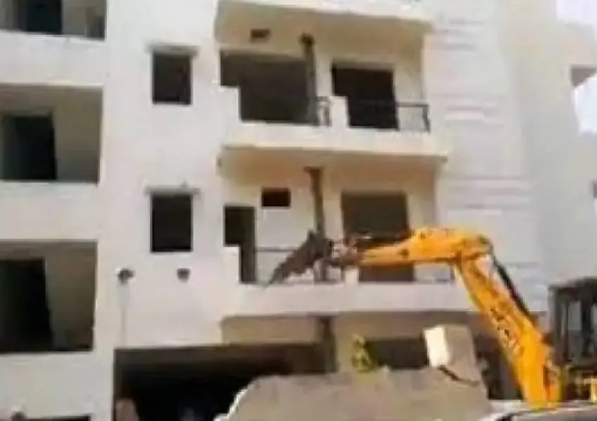 लखनऊ से बड़ी खबर: फिर शुरू हुई यजदान बिल्डिंग को जमींदोज करने की कार्रवाई, बुलडोजर के साथ पहुंचा LDA