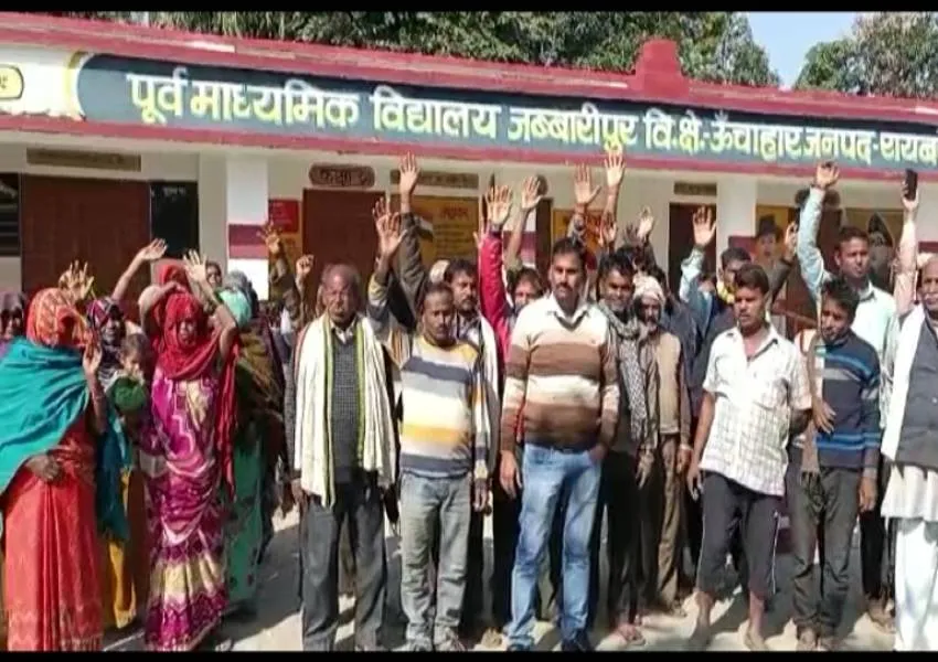 रायबरेली: शिक्षक और महिला अनुदेशक में विवाद के चलते अभिभावकों में रोष, बच्चों के स्कूल जानें पर लगाई रोक  