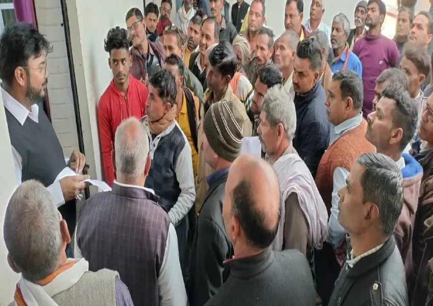 अयोध्या: शिकायत लेकर पहुंचे ग्रामीण की लेखपाल से नोकझोंक, एसडीएम ने शांत कराया मामला, जानें वजह