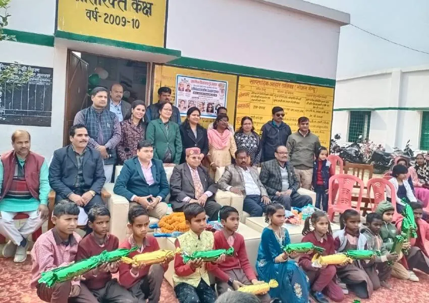 सुल्तानपुर: प्राथमिक विद्यालय पूरे अड़ारू पहुंचे पद्मश्री प्रो. अभिराज राजेंद्र मिश्र, नौनिहालों को किया प्रोत्साहित