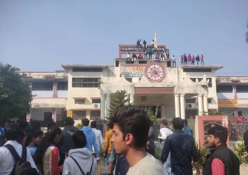 अयोध्या: साकेत महाविद्यालय में चुनाव की मांग को लेकर छात्र आंदोलित, गेट बंद कर छत पर चढ़े