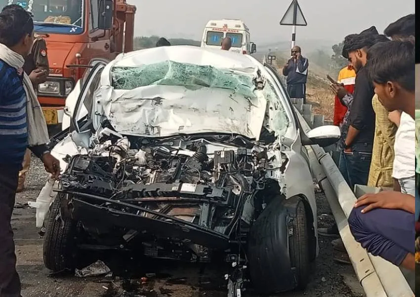 इटावा: आगरा एक्सप्रेस-वे पर खड़े ट्रक में पीछे से घुसी कार, पिता की मौत पुत्र घायल