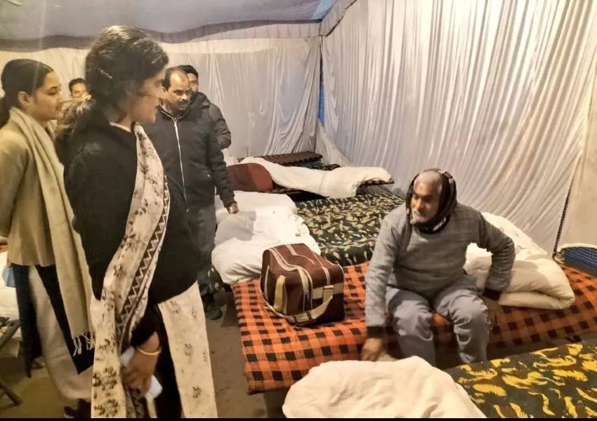 रायबरेली: रात में कड़ाके की ठंड के बीच डीएम ने देखी सर्दी से बचाव की व्यवस्था 