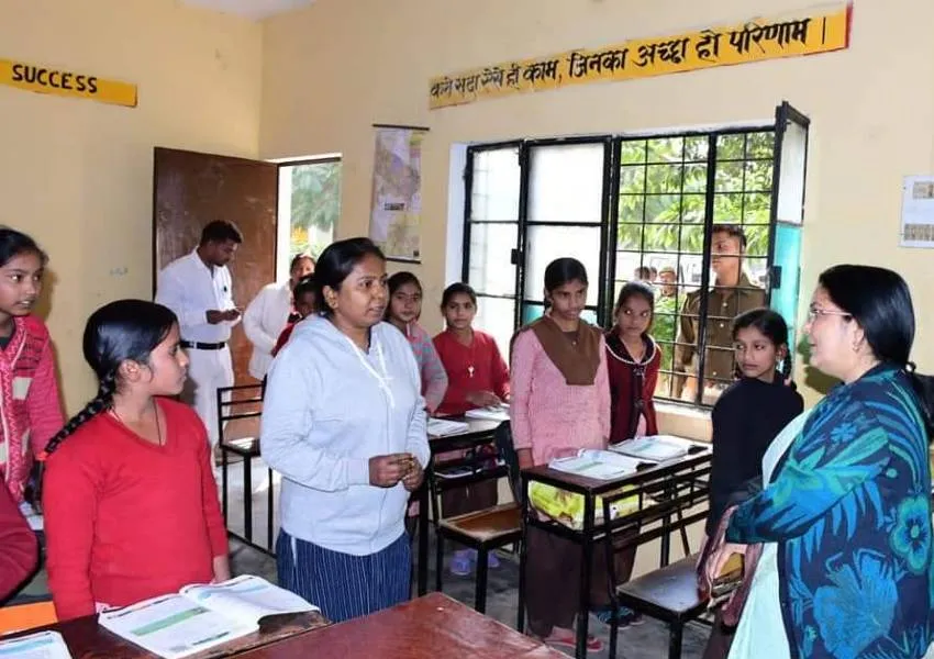 Video: राज्यमंत्री रजनी तिवारी ने सेंकी रोटियां! शिक्षिकाओं और छात्राओं से की बात