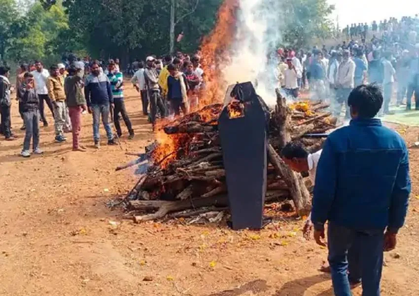 सिक्किम हादसा: ललितपुर के शहीद जवान को जब तीन वर्षीय बेटे ने दी मुखाग्नि, तो नम हुईं हजारों आंखें  