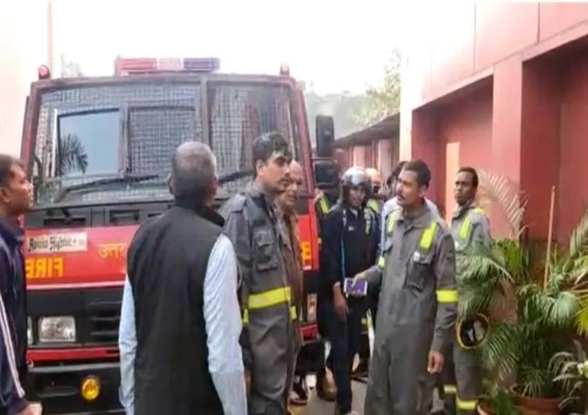 लखनऊ: यूपी कोऑपरेटिव बैंक में शार्ट सर्किट से लगी आग, दमकल कर्मियों ने पाया आग पर काबू 