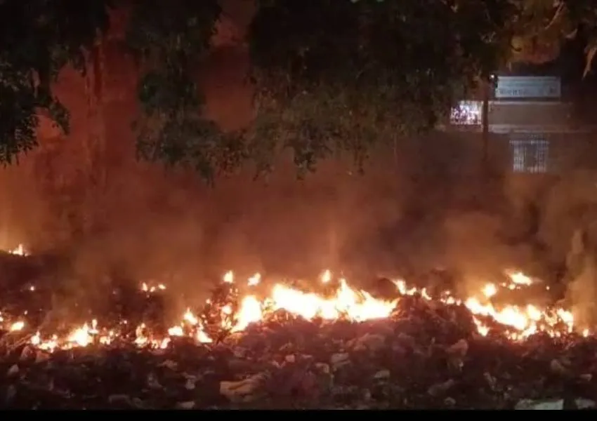 बहराइच: कूड़ा निस्तारण केंद्र में लगाया आग, जहरीली धुंआ से लोग हुए परेशान 