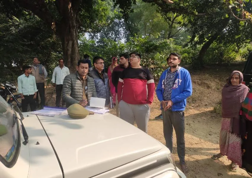 रायबरेली: घर से रिश्तेदारी गए युवक का बाग में पेड़ से लटकता मिला शव, परिवार में मचा कोहराम