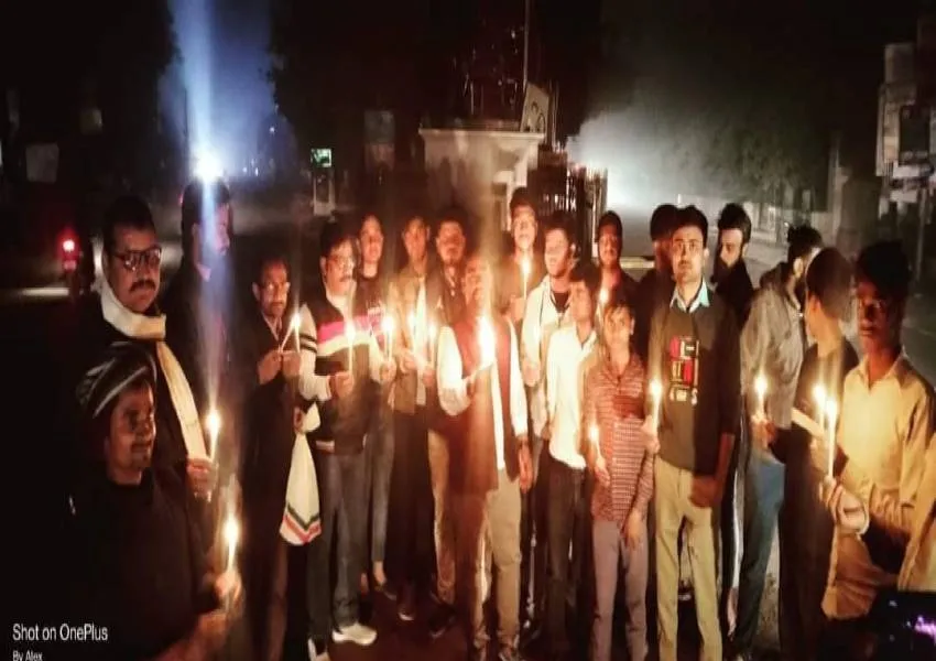 बहराइच: बिजली कटौती के विरोध में सड़क पर उतरे लोग, मोमबत्ती जलाकर किया प्रदर्शन