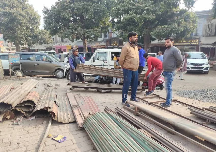 अयोध्या: रामपथ पर ठेकेदारों की फौज, कबाड़ियों की मौज, मजदूरों को भी मिल रही मुंहमांगी दिहाड़ी