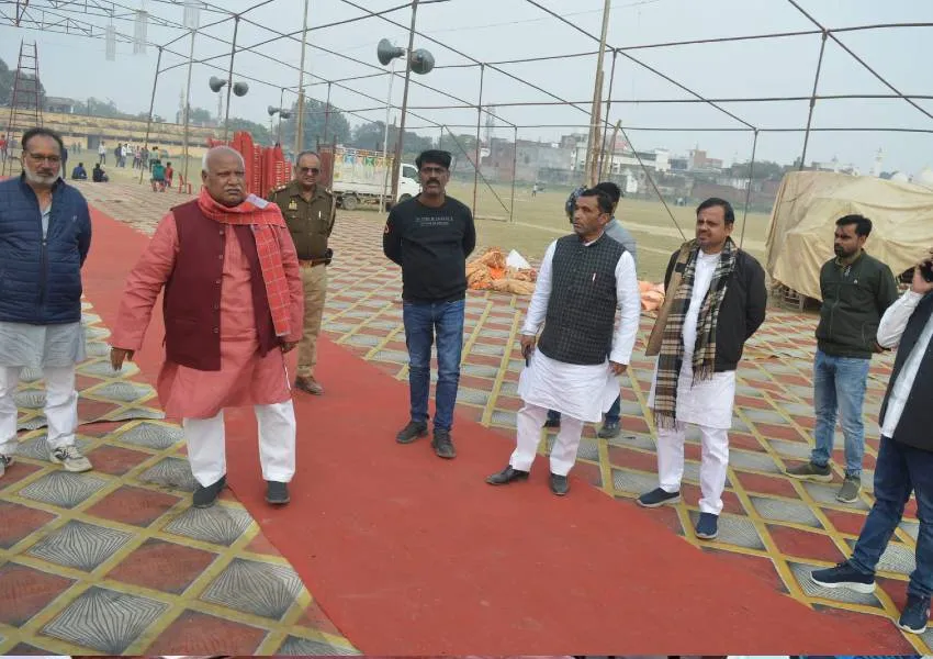 अयोध्या: पूर्व पीएम की जयंती पर कल होगा कवि सम्मेलन, सांसद ने कार्यक्रम स्थल का लिया जायजा