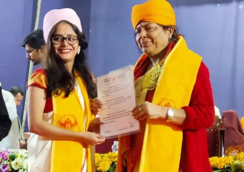 RaeBareli की बेटी शिवांशी शुक्ला ने BHU में लहराया जिले का परचम, राजनेताओं ने दी बधाई