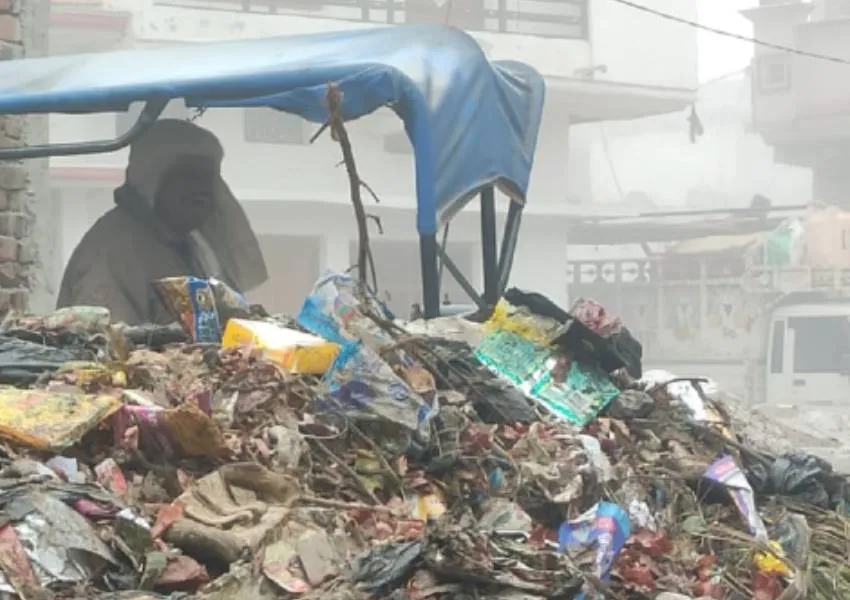 बहराइच: नगर पालिका कर्मियों की संवेदनहीनता आई सामने, कूड़े के साथ लाद दिया मवेशी का शव, फोटो वायरल