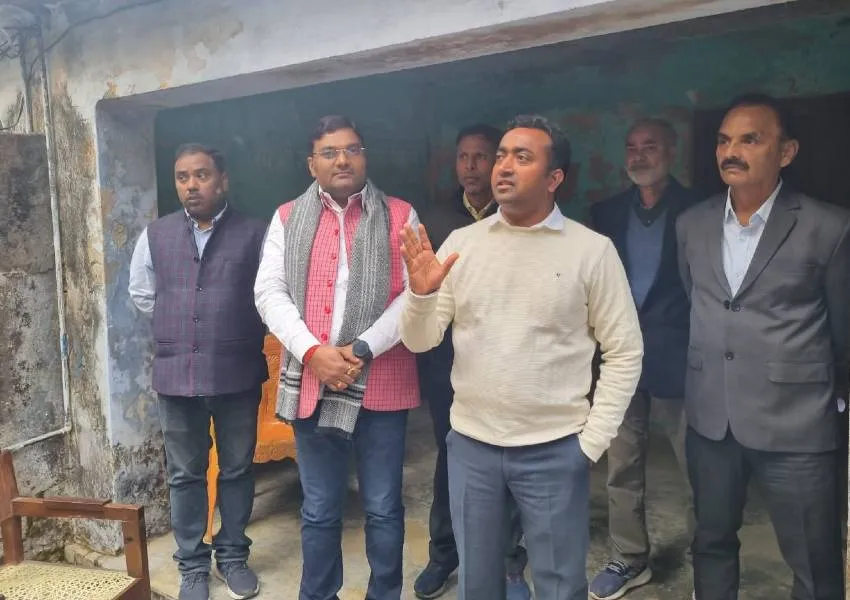 अयोध्या: डीएम को निर्माणाधीन किसान कल्याण केंद्र में मिलीं खामियां, दिए यह निर्देश 