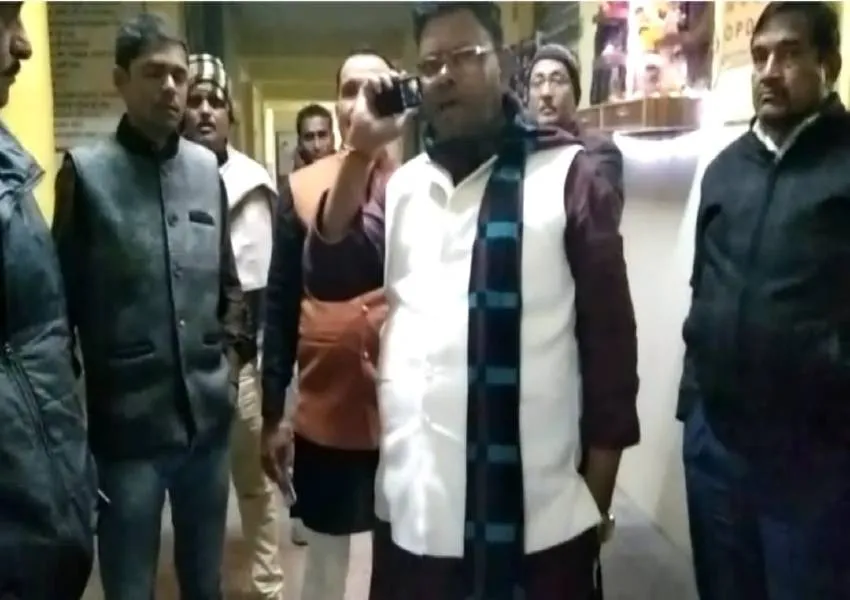 शर्मानाक! बछरावां सीएचसी पर तैनात स्टाफ नर्स ने पैसा न देने पर प्रसूता के साथ की मारपीट, जानें वजह 