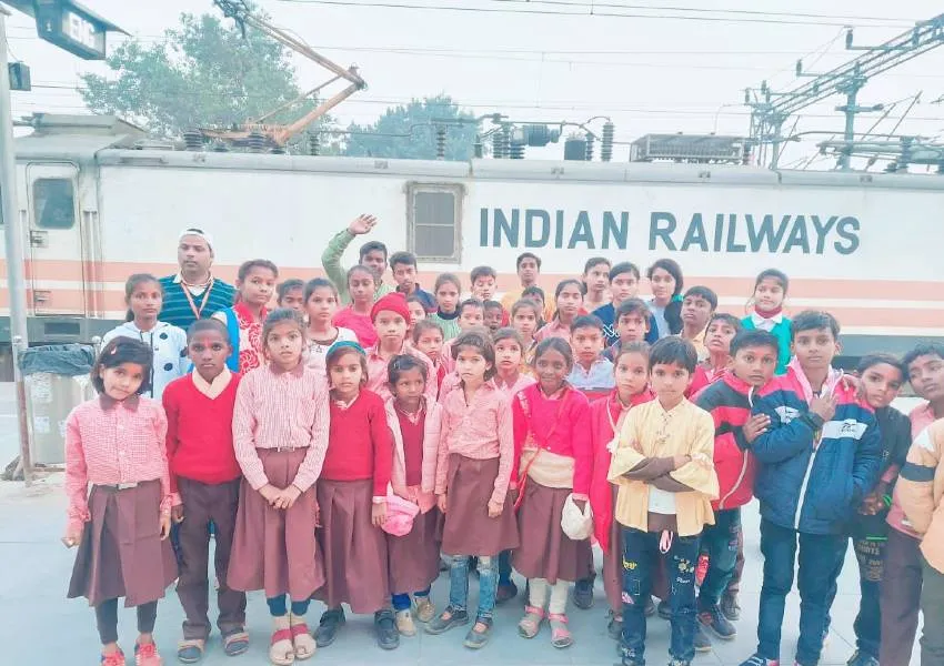 अयोध्या: शैक्षिक भ्रमण पर निकले परिषदीय विद्यालय के छात्र, मंदिरों का किया दर्शन