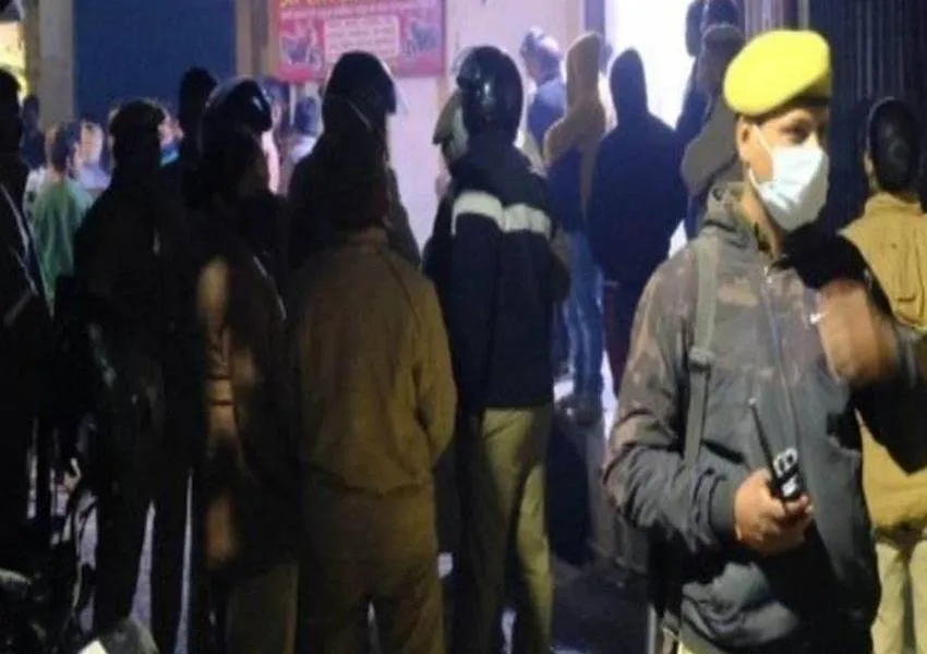 गोरखपुर में फंदे से लटकता मिला नाबालिग छात्रा का शव, परिजनों में मकान मालिक पर लगाया यह गंभीर आरोप