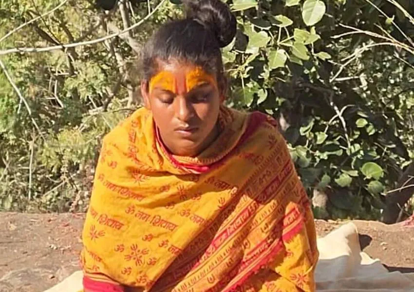 चित्रकूट: एक बर्तन और शॉल के साथ जंगल में किशोरी कर रही थी पूजा, पुलिस समझाकर लाई वापस 