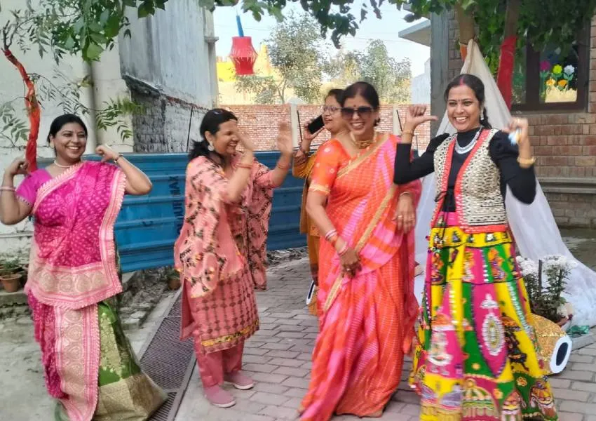 अयोध्या: राजस्थानी थीम पर थिरकीं एनटीटी की पुरातन छात्राएं