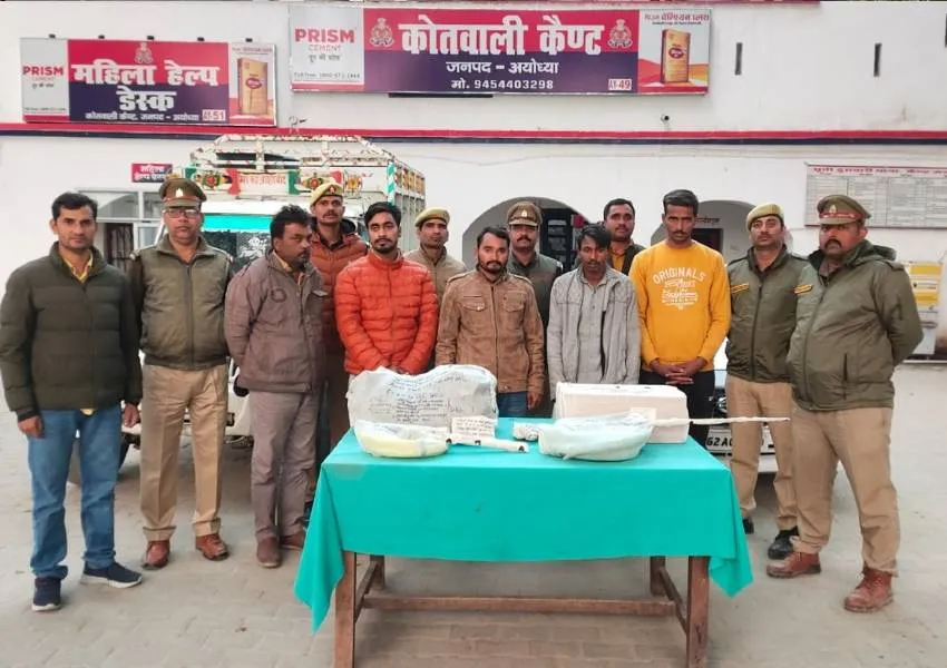 अयोध्या: शराब तस्करी और डीजल चोरी में पांच गिरफ्तार ...कार, पिकअप, 700 लीटर डीजल तथा 115 शीशी शराब बरामद