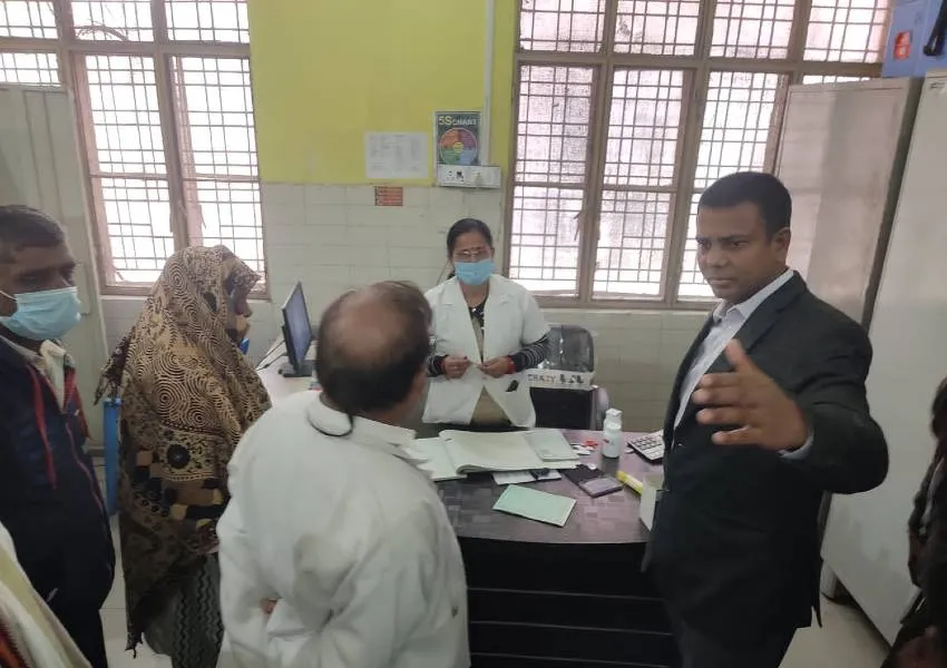अयोध्या: मंडलायुक्त ने जिला अस्पताल पहुंच जाना स्वास्थ्य सुविधाओं का हाल, वार्ड में मरीजों से पूछा कुशल क्षेम