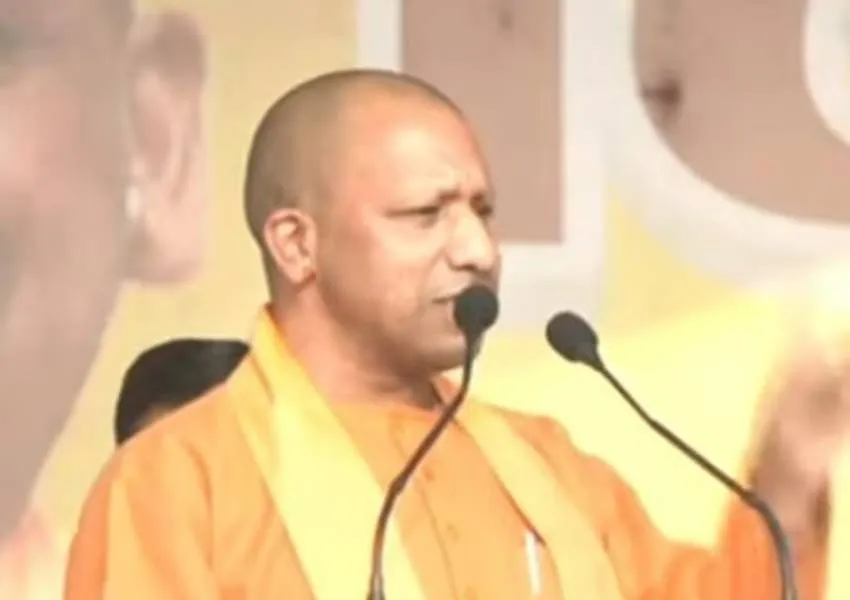 वाराणसी पहुंचे मुख्यमंत्री योगी, 'यूनिवर्सल हेल्थ कवरेज डे-2022' पर आयोजित कार्यक्रम को किया संबोधित 