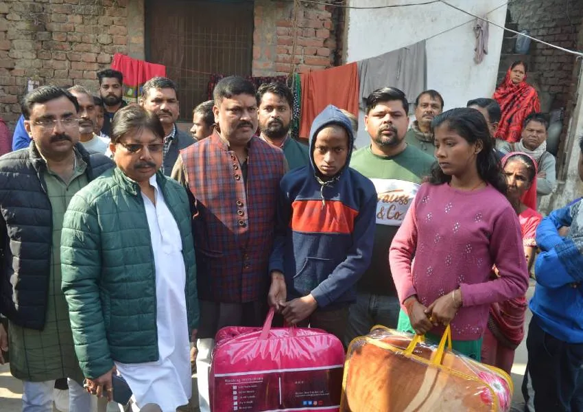 खबर का असर: बेसहारों को मिला सहारा, मदद को आगे बढ़े हाथ