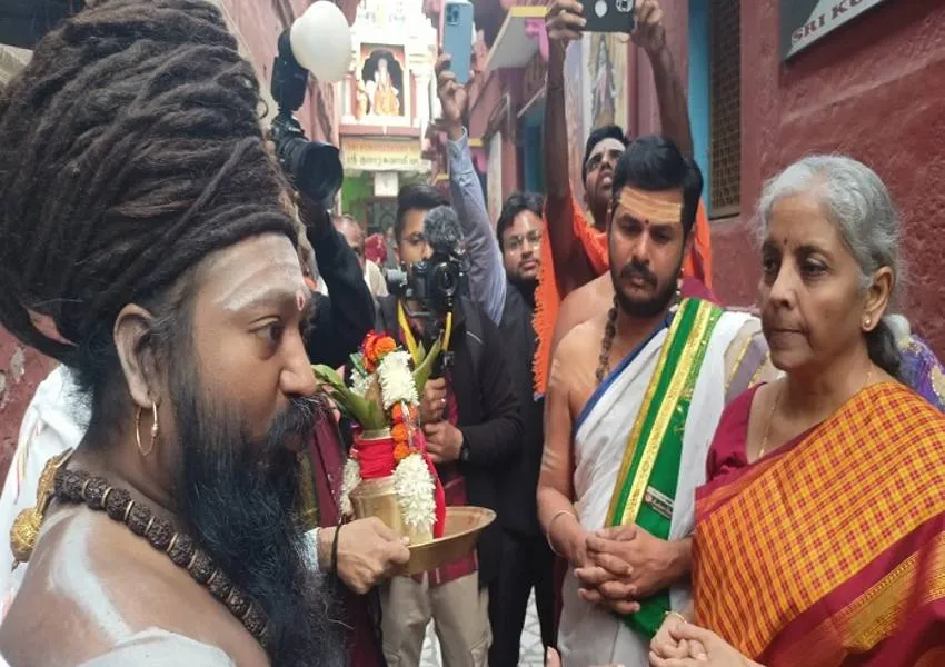 वाराणसी पहुंची वित्त मंत्री निर्मला सीतारमण, गौरी केदारेश्वर मंदिर में की पूजन अर्चन