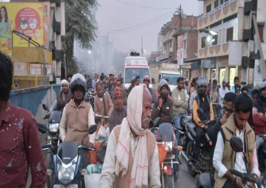 रायबरेली: रेलवे फाटक बंद होने से फंसे वाहन, लगा लंबा जाम