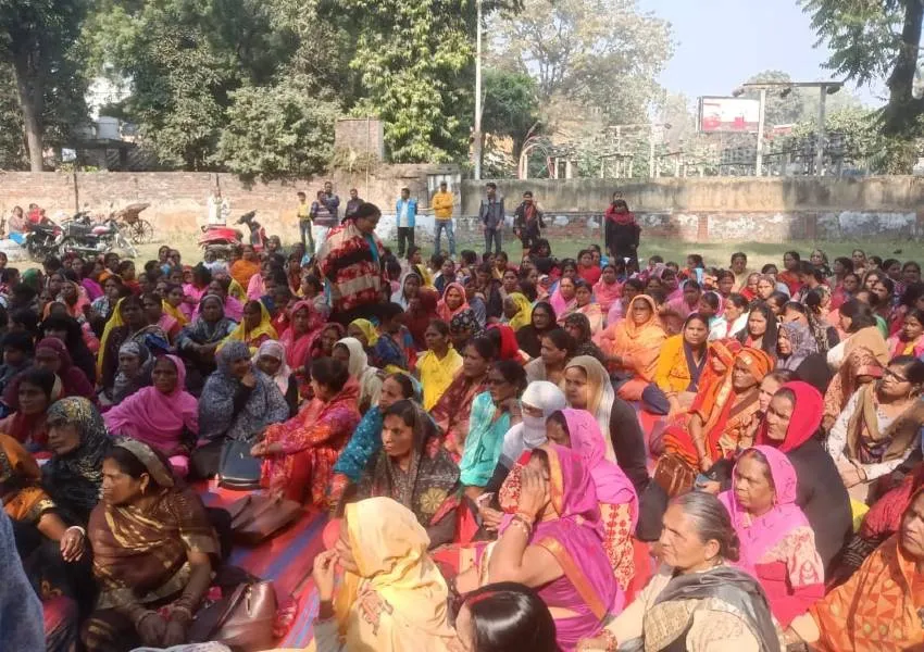 बहराइच: समस्याओं को लेकर आंगनबाड़ी कार्यकत्रियों ने की नारेबाजी, प्रदर्शन के बाद डीएम को सौंपा ज्ञापन